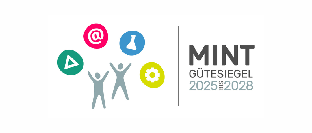 Ein Logo zeigt 'MINT GUTESIEGEL 2025 BIS 2028' mit Symbolen wie E-Mail, Laborkolben, Dreieck und Zahnrad. Zwei Figuren feiern mit erhobenen Armen.