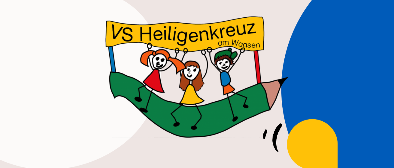 Eine Illustration zeigt vier Kinder auf einem grünen Stift, die ein gelbes Schild mit der Aufschrift 'VS Heiligenkreuz am Wagen' halten. Die Kinder scheinen an einer verspielten Aktivität beteiligt zu sein.