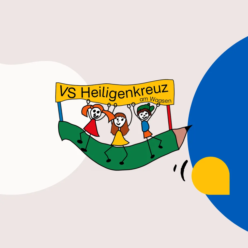 Eine Karikatur zeigt vier Kinder, die ein gelbes Schild mit der Aufschrift VS Heiligenkreuz am Wagen halten. Sie reiten auf einem grünen Stift.