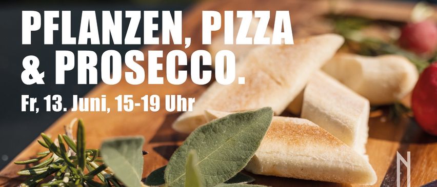Auf einem Holztisch wird ein Pizzastück mit einem grünen Blatt gezeigt. Der Text lautet 'Nzen, Pizza, 15-19 Uhr'.