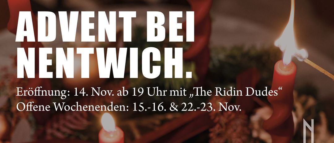 Plakat für eine Veranstaltung mit dem Titel 'Ent Bei Twich' mit einer Kerze und festlichen Dekorationen. Die Veranstaltung beginnt am 4. November um 19 Uhr mit 'The Ridin Denenden'. Sie läuft auch vom 15. bis 16. und 22. bis 23. November.