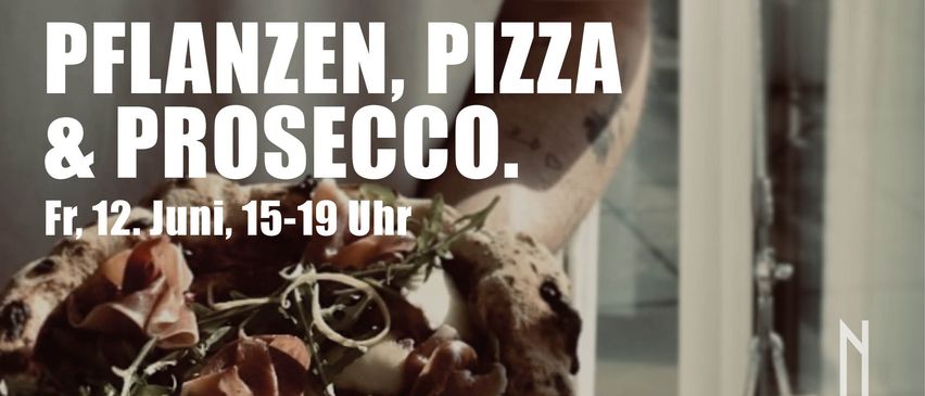 Ein Teller mit Essen, Kräutern und Käse, präsentiert mit einem in Deutsch geschriebenen Schild, das 'Nunzen, Pizza, Prosecco' und die Zeit '15-19 Uhr' anzeigt.