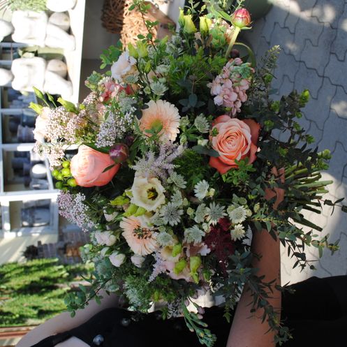 Bild enthält, Flower, Flower Arrangement, Flower Bouquet, Rose, Adult, Female, Person, Woman, Floral Design, Walkway