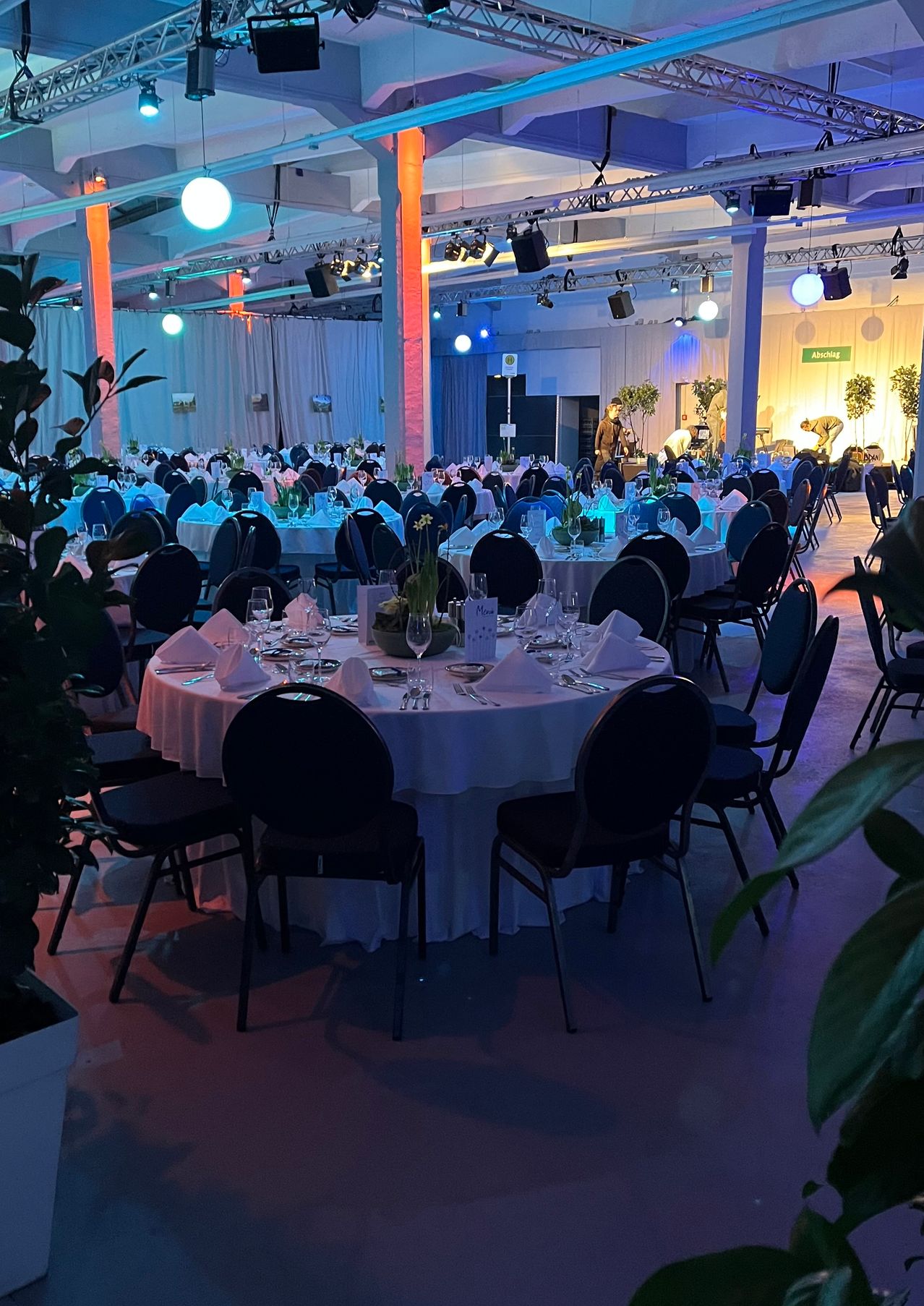 Bild enthält, Indoors, Fun, Hall, Chair, Furniture, Architecture, Building, Banquet, Person, Dining Table