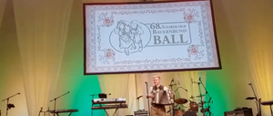 Bild enthält, Music, Musical Instrument, Musician, Performer, Person, Singing, Adult, Male, Man, Solo Performance