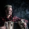 Bild enthält, Person, Musical Instrument, Face, Head, Accordion, Photography, Portrait