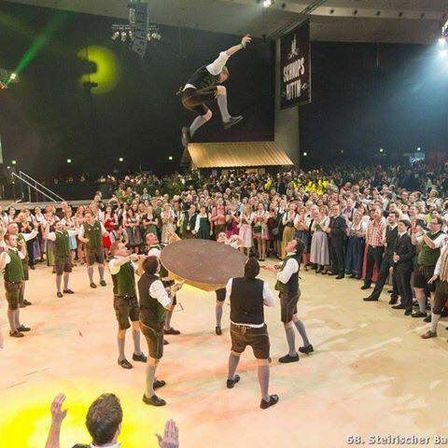 Bild enthält, People, Person, Concert, Crowd, Lighting, Stage, Adult, Female, Woman, Child