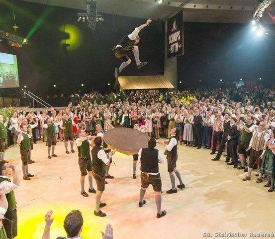 Bild enthält, People, Person, Concert, Crowd, Lighting, Stage, Adult, Female, Woman, Child