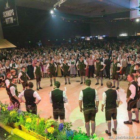 Bild enthält, People, Person, Concert, Crowd, Adult, Male, Man, Dancing, Leisure Activities