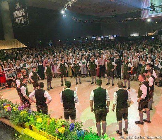 Bild enthält, People, Person, Concert, Crowd, Adult, Male, Man, Dancing, Leisure Activities