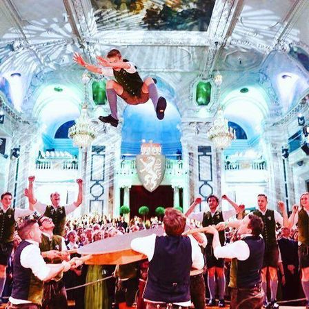 Bild enthält, Urban, People, Person, Adult, Male, Man, Concert, Crowd, Architecture, Building