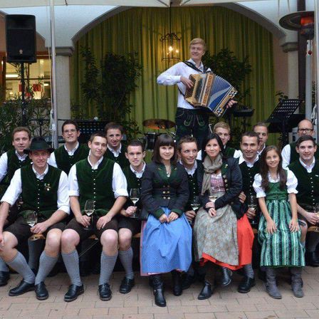 Bild enthält, People, Person, Potted Plant, Adult, Male, Man, Coat, Groupshot, Shoe, Face