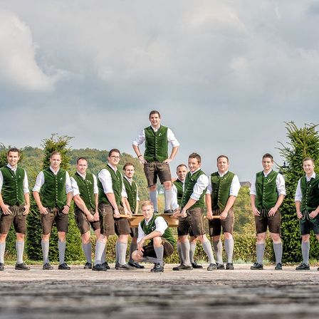 Bild enthält, People, Person, Groupshot, Shorts, Adult, Male, Man, Boy, Child, Shoe