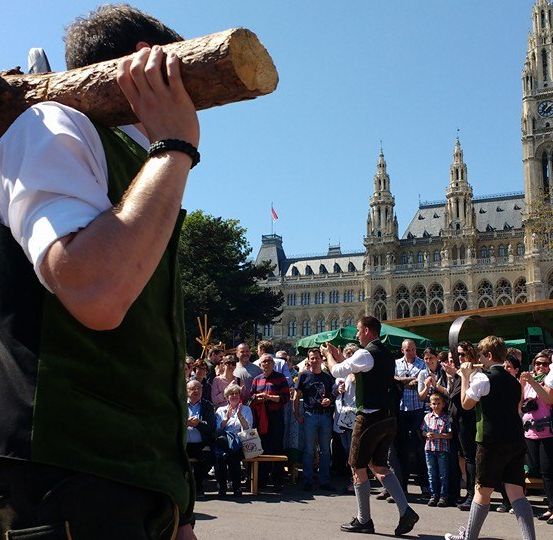 Bild enthält, People, Person, City, Photography, Adult, Male, Man, Shoe, Female, Woman