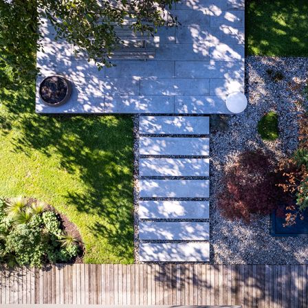 Bild enthält, Slate, Path, Walkway, Tree, Garden, Nature, Outdoors, Backyard, Grass, Flagstone