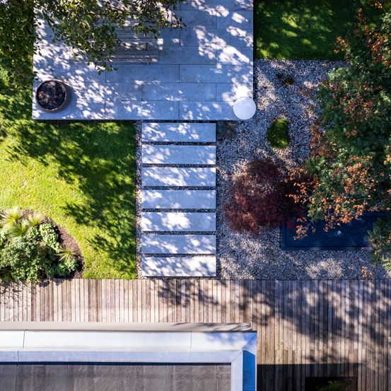 Bild enthält, Slate, Path, Walkway, Tree, Garden, Nature, Outdoors, Backyard, Grass, Flagstone