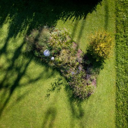 Bild enthält, Grass, Plant, Field, Lawn, Golf, Golf Ball, Sport, Outdoors, Nature, Sphere