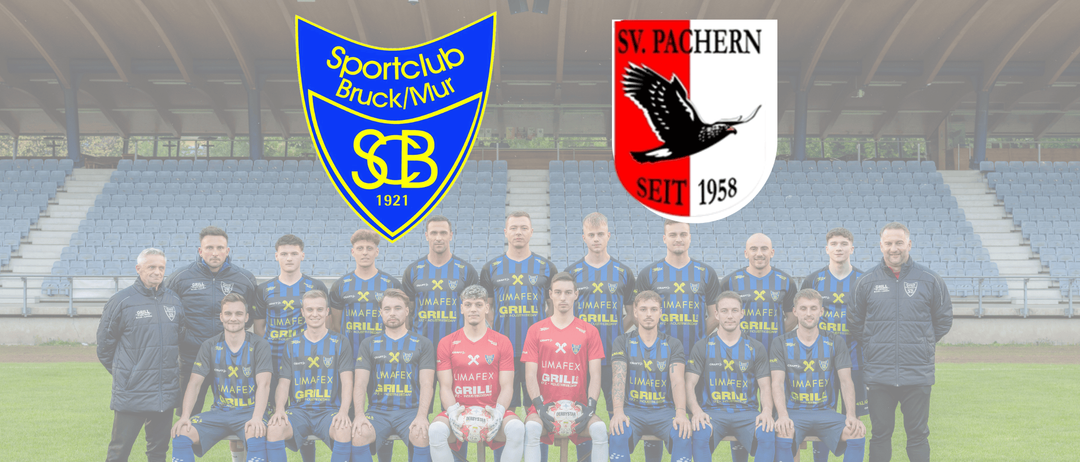 Fußballmannschaft mit blau-weißen Trikots posiert für ein Foto vor ihrem Vereinslogo. Das Team trägt blaue Shorts.