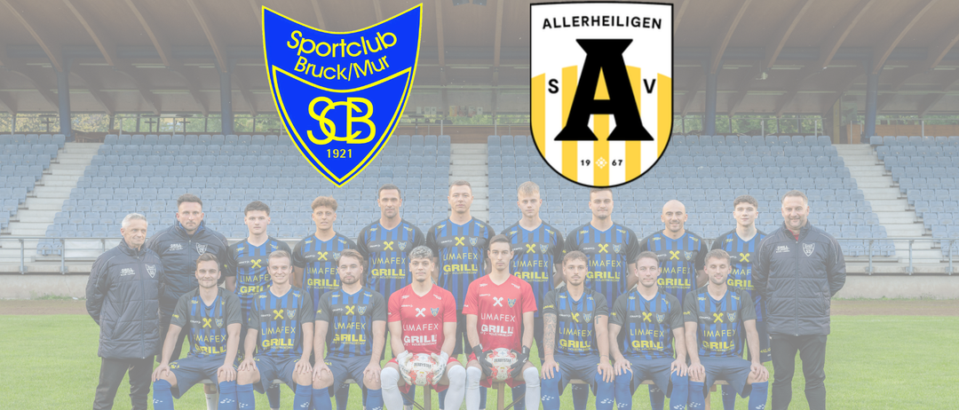 Eine Fußballmannschaft posiert für ein Foto auf einem Feld. Sie tragen blaue Uniformen. Dahinter ist ein verschwommenes Bild eines Stadions mit leeren Sitzen.