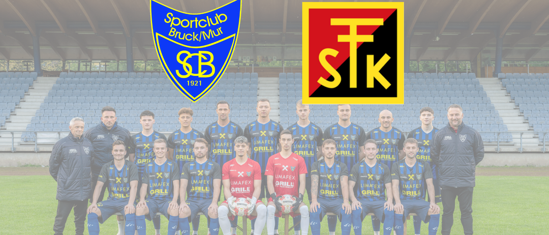 Fußballspieler von Sportclub Bruck/Mur und Sankt Pölten posieren für ein Teamfoto vor einem Stadion.