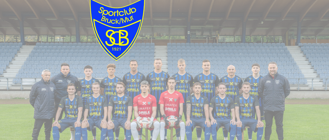 Die Fußballmannschaft des Sportclub Bruck/Mur posiert für ein Mannschaftsfoto auf einem Fußballfeld. Alle Spieler tragen ihre blau-weißen Trikots mit dem Logo auf der Vorderseite.