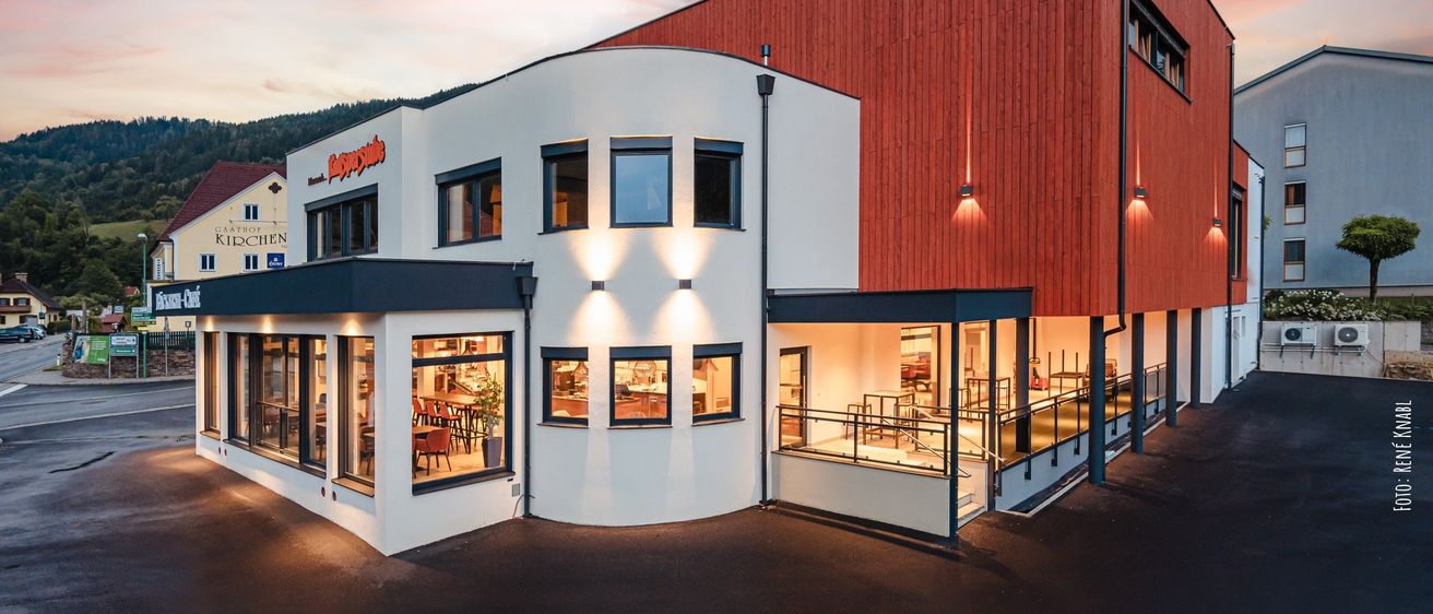 Bild enthält, Indoors, Interior Design, Corner, Building, Shop, Shopping Mall, Car, Car Dealership, City, Office Building