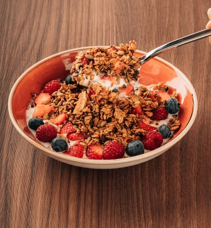 Bild enthält, Bowl, Food, Grain, Produce, Granola, Cereal Bowl, Cutlery, Spoon, Plate