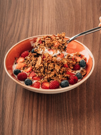 Bild enthält, Bowl, Food, Grain, Produce, Granola, Cereal Bowl, Cutlery, Spoon, Plate