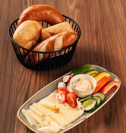 Bild enthält, Food, Food Presentation, Brunch, Bread, Plate, Meat, Pork