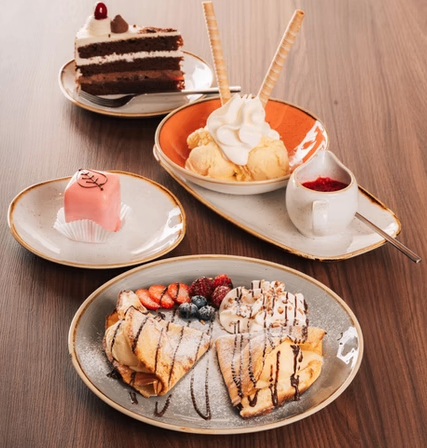 Bild enthält, Food, Food Presentation, Brunch, Plate, Cream, Ice Cream, Sundae, Cup, Birthday Cake, Bread