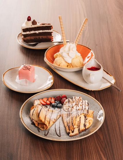 Bild enthält, Food, Food Presentation, Brunch, Plate, Cream, Ice Cream, Sundae, Cup, Birthday Cake, Bread