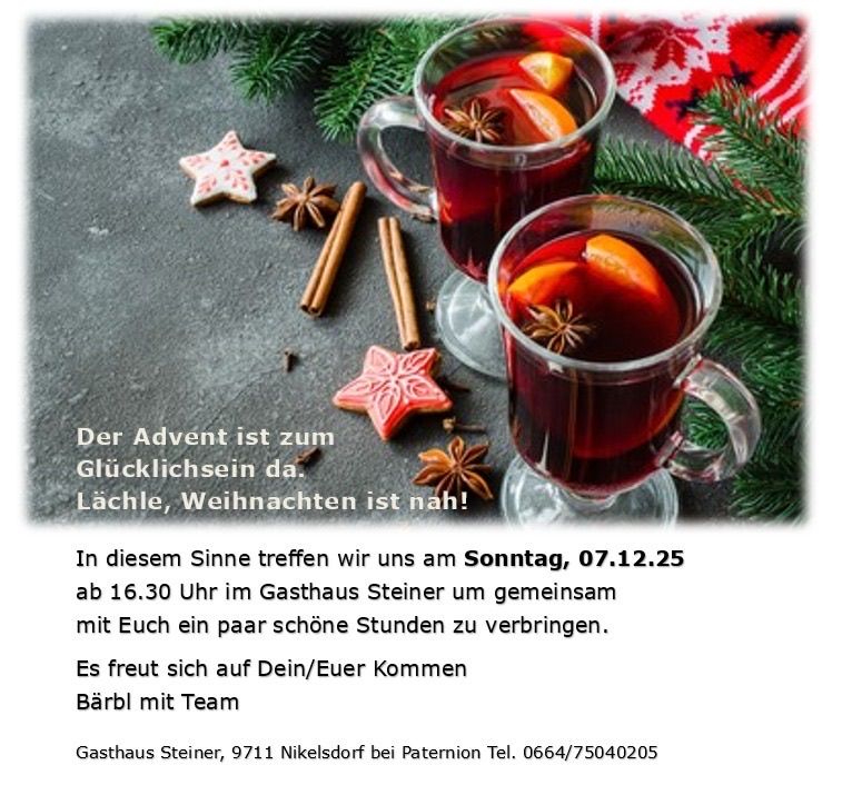 Zwei Gläser Glühwein mit Orangenscheiben und Zimtstangen stehen auf einer grauen Oberfläche, umgeben von Weihnachtsdekoration. Der Text lautet: 'Der Advent ist zum Glücklichsein da. Lache, Weihnachten ist nah!' Einladung an die Gäste, am Sonntag, 7. Dezember 2025, um 16:30 Uhr im Gasthaus Steiner teilzunehmen.