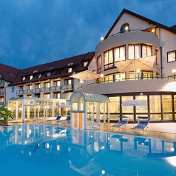 Bild enthält, Building, Hotel, Resort, House, Housing, Villa, Pool, Swimming Pool, Water, Waterfront