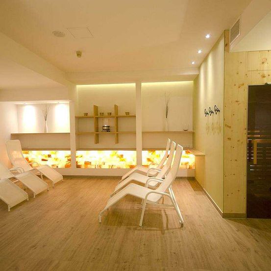 Bild enthält, Floor, Flooring, Indoors, Interior Design, Wood, Building, Furniture, Living Room, Home Decor, Chair