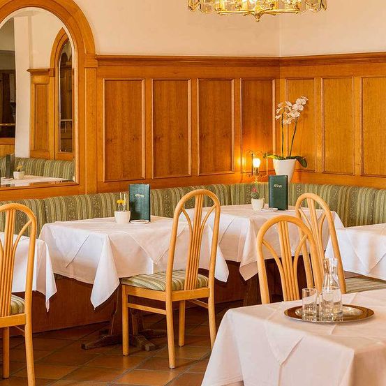 Bild enthält, Indoors, Restaurant, Dining Table, Table, Dining Room, Tablecloth, Interior Design, Hotel, Resort, Cafeteria