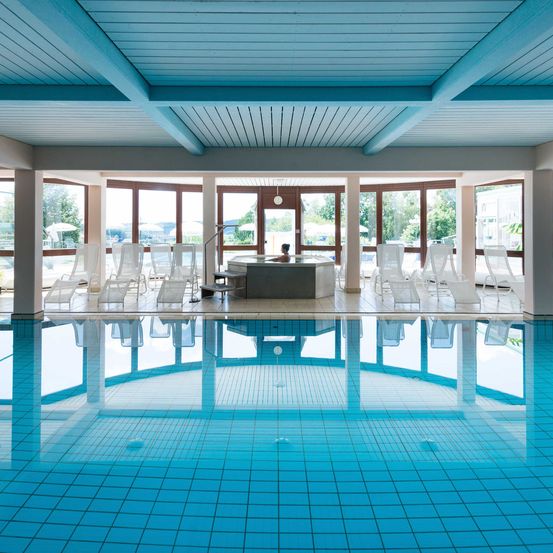 Bild enthält, Pool, Water, Swimming Pool, Plant, Hotel, Resort, Floor, Person, Interior Design, Outdoors