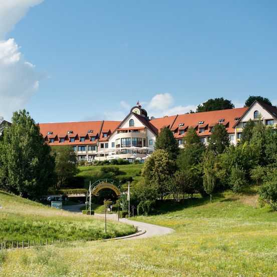 Bild enthält, Hotel, Grass, Resort, Nature, Outdoors, Scenery, Tree, Countryside, Housing, Village