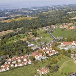 Bild enthält, Building, Outdoors, Suburb, Nature, Housing, Countryside, Rural, Village, House, Aerial View