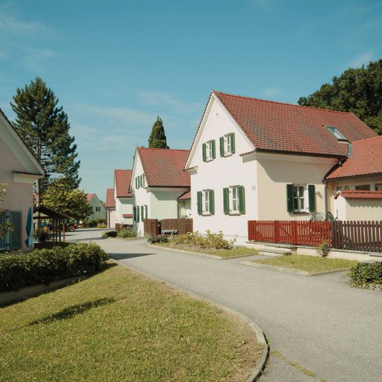 Bild enthält, Suburb, Neighborhood, Bench, Furniture, Car, Vehicle, Housing, Outdoors