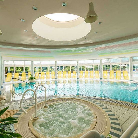 Bild enthält, Hotel, Resort, Tub, Pool, Water, Hot Tub, Swimming Pool, Plant