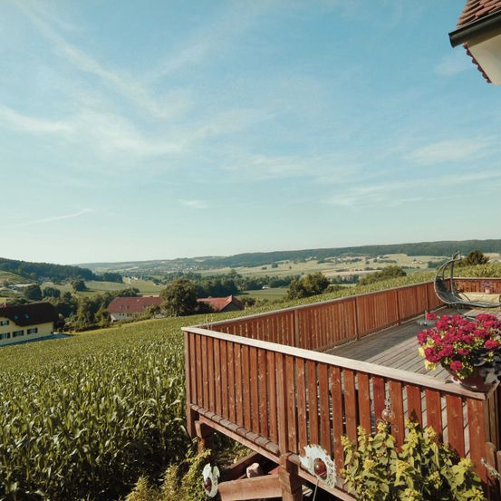 Bild enthält, Nature, Outdoors, Scenery, Countryside, Building, Housing, Plant