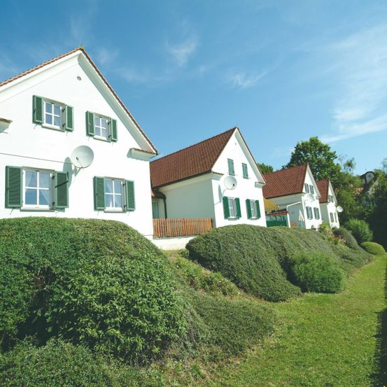 Bild enthält, Hedge, Grass, Suburb, Cottage, House, Housing, Outdoors, Nature