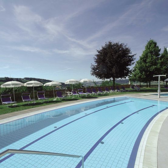 Bild enthält, Pool, Water, Swimming Pool, Hotel, Resort, Outdoors, Chair, Person, Bench, Villa