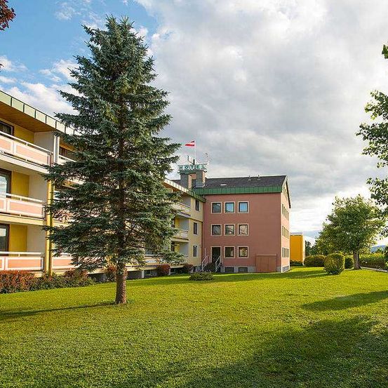 Bild enthält, Grass, City, Lawn, Building, Tree, Neighborhood, Urban, Resort, Building Complex, Campus