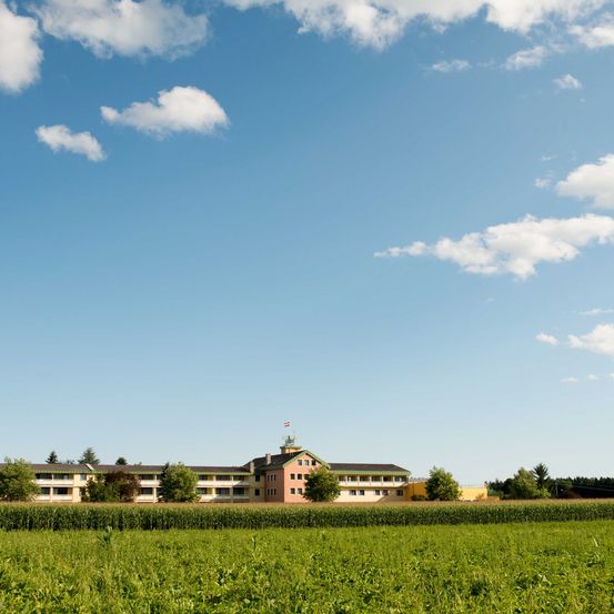 Bild enthält, Nature, Outdoors, Sky, Grass, Horizon, Scenery, Field, Countryside, Pasture, Grassland