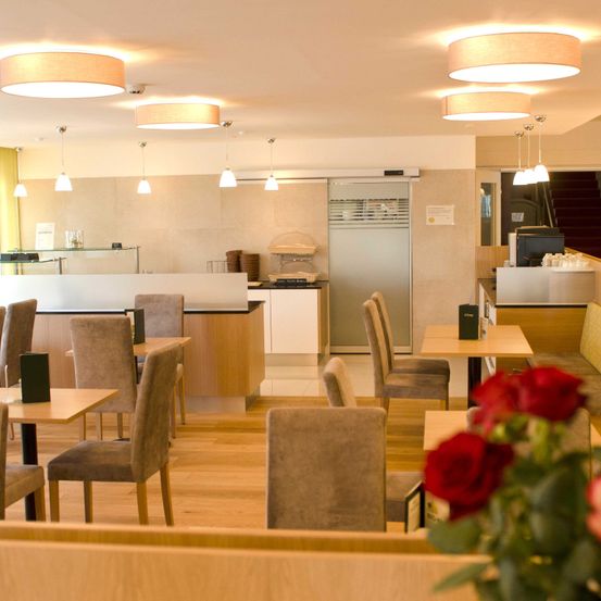 Bild enthält, Indoors, Restaurant, Dining Room, Dining Table, Table, Cafeteria, Lamp, Interior Design, Chair, Desk