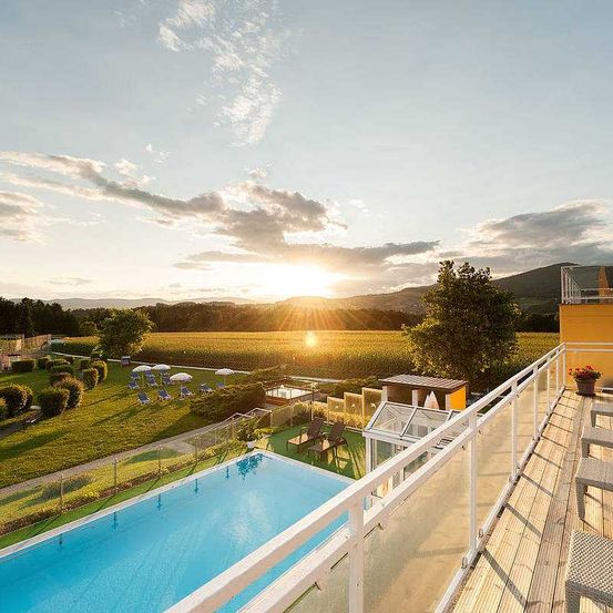 Bild enthält, Pool, Water, Nature, Outdoors, Scenery, Swimming Pool, Sky