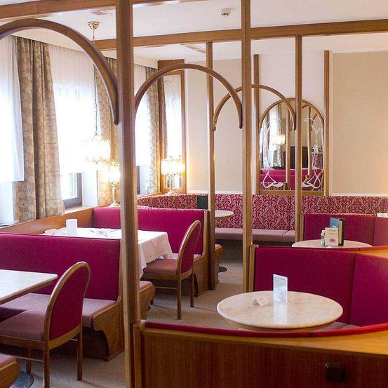 Bild enthält, Building, Indoors, Restaurant, Furniture, Lounge, Chair, Dining Room, Dining Table, Table, Resort