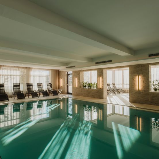 Bild enthält, Pool, Water, Swimming Pool, Outdoors, Architecture, Building, Chair, Furniture, Floor