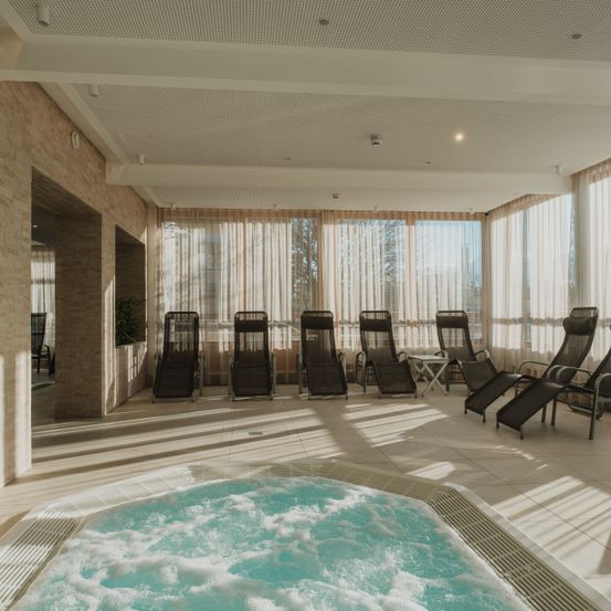 Bild enthält, Tub, Chair, Furniture, Hot Tub, Indoors, Interior Design, Floor, Pool, Swimming Pool, Building